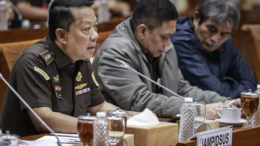 Rumah Jampidsus Dijaga Ketat TNI, Polisi Sita Uang Dollar di Restoran Terkait Korupsi PLN