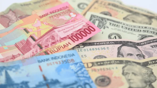 Rupiah Terpuruk ke Rp18.136, Ini Penyebab dan Dampaknya
