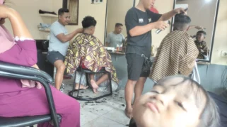Salon Pangkas Rambut di Jember Ramai Jelang Tahun Ajaran Baru