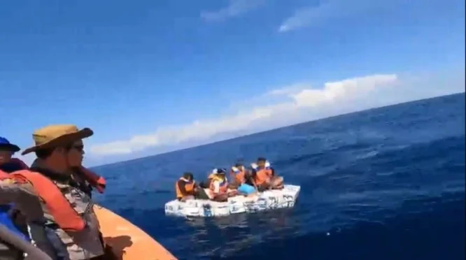 SAR Gabungan Evakuasi Enam ABK KM Genius yang Alami Kerusakan Mesin di Perairan Utara Bali