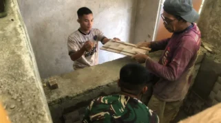 Satgas TMMD 129 Kodim 0304 Agam Percepat Pemasangan Keramik MCK Mushola Nurhidayah