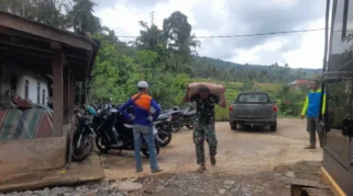 Satgas TMMD Bersama Warga Angkut Material Sejauh 1.600 Meter