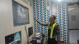 Satlantas Polres Sumenep Intensifkan Pemantauan Arus Kendaraan Lewat TMC Pos 12.0