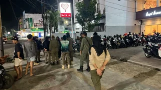 Satpol PP Bengkulu Tertibkan Badut Jalanan dan Penjual Tisu di Simpang Sekip