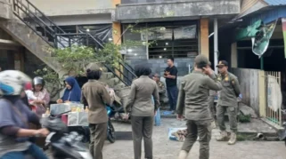 Satpol PP Lingga Tertibkan PKL dan Penumpukan Material Bangunan di Dabo Singkep