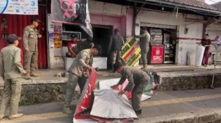 Satpol PP Pandeglang Bongkar 100 Reklame Iklan Rokok di Kawasan Tanpa Rokok