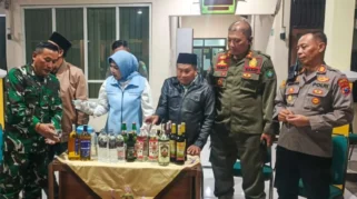 Satpol PP Sidoarjo Razia Tol HK Jabon, 36 Botol Miras Disita dan Puluhan Orang Jalani Skrining HIV