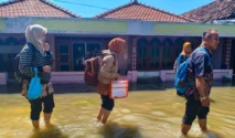 SDN 2 Sawohan Terima 4 Murid Baru, Guru dan Siswa Bertahan di Tengah Keterbatasan Akses dan Banjir Rob