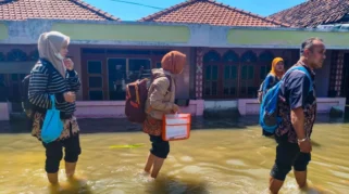 SDN 2 Sawohan Terima 4 Murid Baru, Guru dan Siswa Bertahan di Tengah Keterbatasan Akses dan Banjir Rob