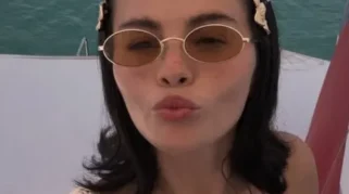 Selena Gomez Bagikan Momen Liburan Tepi Laut yang Membuat Siapa Pun Ingin Segera Berlibur