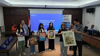 Seniman Muda Donasikan Lukisan untuk Hibur Pasien Anak di RS Premier Surabaya