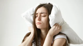 Sering Terbangun Tengah Malam? Ini Penjelasan Medis tentang Siklus Tidur