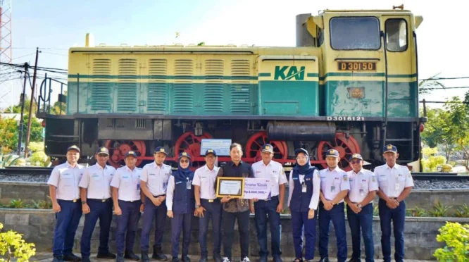 Sigap Bantu Atur Lalu Lintas di JPL 393 Mengkreng Kediri, Aris Susanto Diganjar Penghargaan