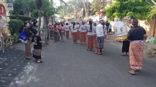 Sinergi TNI-Polri dan Pecalang Kawal Upacara Ngaben di Tabanan