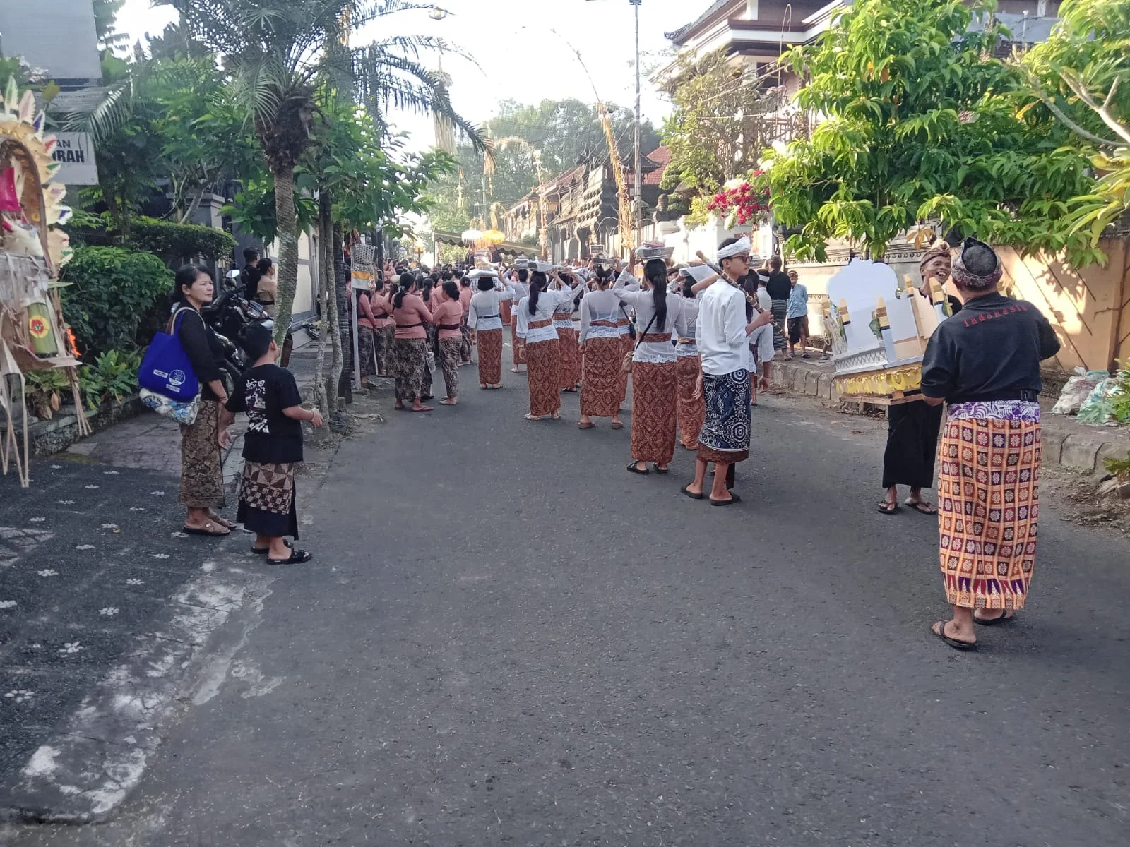 Sinergi TNI-Polri dan Pecalang Kawal Upacara Ngaben di Tabanan