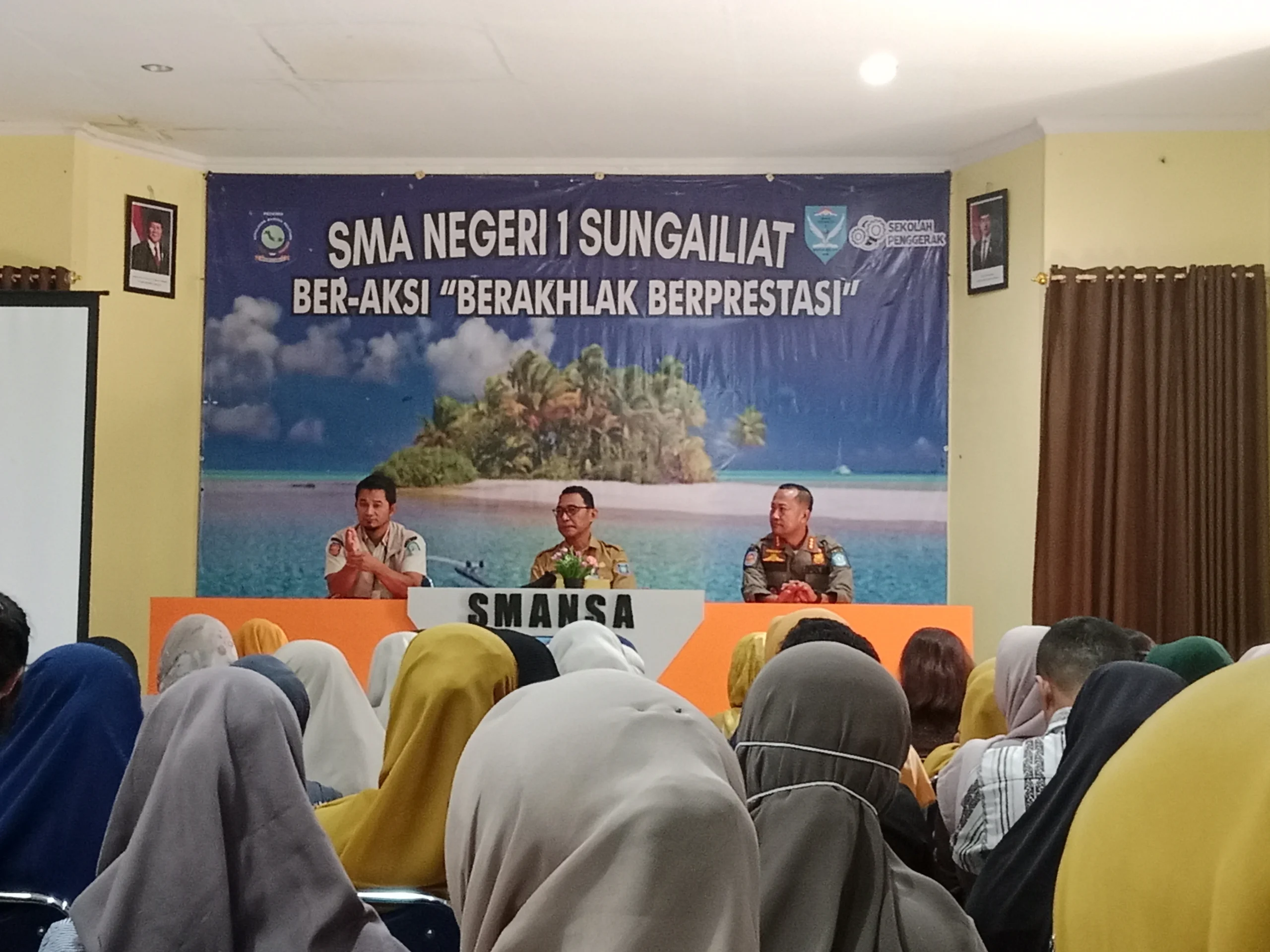 SMAN 1 Sungailiat Sosialisasikan MPLS Ramah dan Kawasan Tanpa Rokok