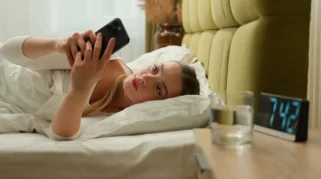 Stop Scroll: Kebiasaan Membuka Ponsel saat Bangun Tidur Berdampak pada Kesehatan Mental
