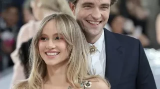 Suki Waterhouse Ungkap Panggilan Menggemaskan Putrinya untuk Robert Pattinson yang Sedang Syuting The Batman