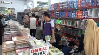 Tahun Ajaran Baru, Omzet Toko Alat Tulis di Lamongan Naik 150 Persen