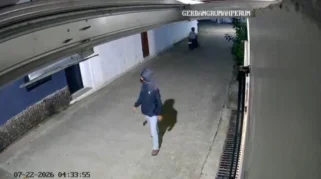 Terekam CCTV, Maling Gondol Motor Warga Pandeglang Saat Subuh