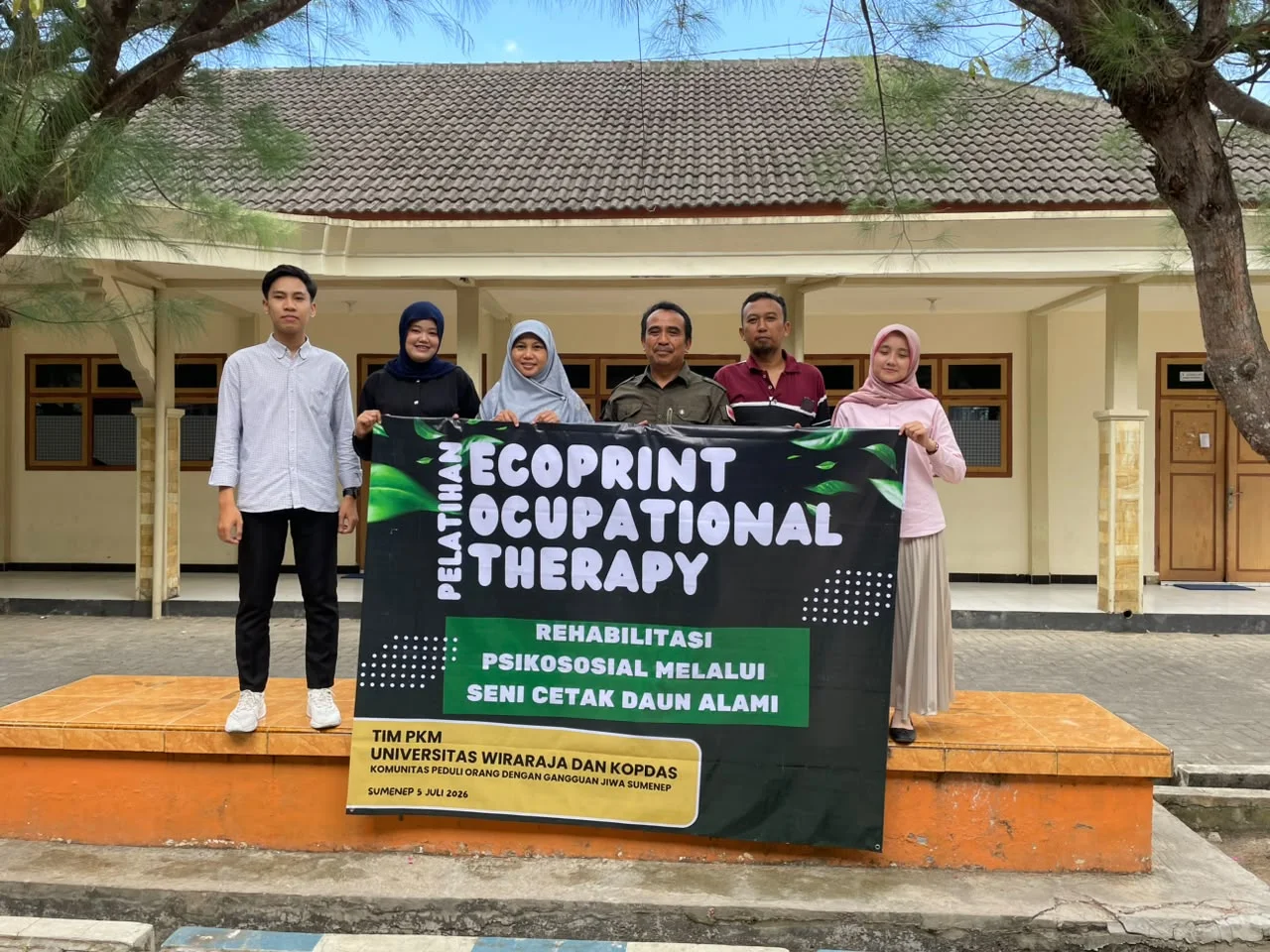 Tim PKM Universitas Wiraraja dan Kopdas Sumenep Latih Relawan Ecoprint untuk Terapi ODGJ