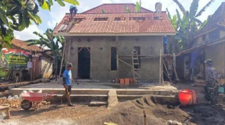 TMMD ke-129 Kodim 0828 Sampang Rehabilitasi Rumah Tidak Layak Huni Milik Bu Mahmudah