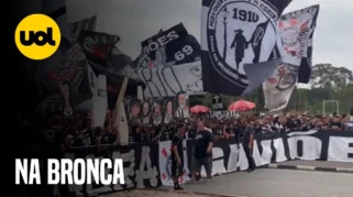 Torcida do Corinthians protesta contra diretoria e time enfrenta lesões em empate com Athletico-PR