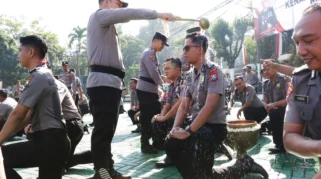 Tradisi Siraman Air Bunga Warnai Kenaikan Pangkat 74 Personel Polres Malang