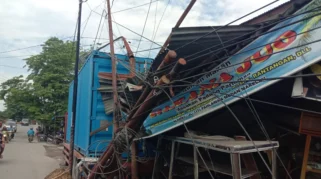 Truk Gagal Nanjak di Karanggede-Salatiga, Mundur dan Tabrak Motor serta Bangunan