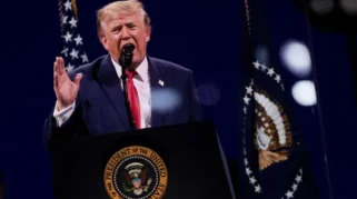 Trump Pertimbangkan Luncurkan Serangan ke Iran Lebih Besar dari Sebelumnya