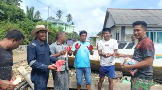 Utamakan Keselamatan Kerja, Satgas TMMD Bagikan Sarung Tangan kepada Warga Saat Pengecoran Rabat Beton