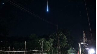Viral Meteor Melintas di Langit Jawa, BRIN Ungkap Dugaan Lokasi Jatuhnya