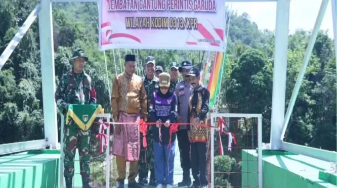 Wabup Kampar Resmikan Jembatan Gantung Perintis Garuda Bantuan Presiden RI