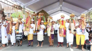 Wagub Giri Prasta Apresiasi Semangat Krama Jaga Tradisi Leluhur di Desa Sibanggede