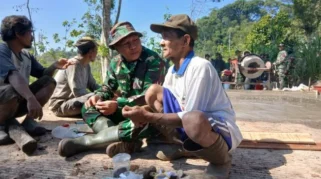 Waktu Istirahat TMMD di Salatiga Jadi Momen Pererat Kebersamaan TNI dan Warga