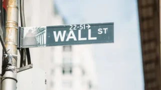 Wall Street Melemah, Investor Wait and See Jelang Laporan Keuangan Raksasa Teknologi