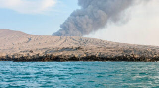 Aktivitas Erupsi Gunung Anak Krakatau Meningkat, Kolom Abu Membubung Sore Ini