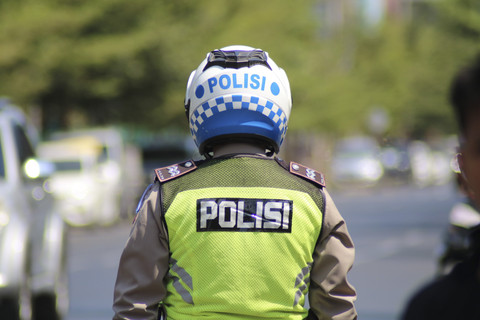 Anggota Polisi Terluka Akibat Lemparan Bom Molotov di Pos Lalu Lintas Surabaya