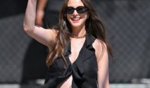 Anne Hathaway Bangga Memperlihatkan Baby Bump dengan Atasan Ruffle Tanpa Lengan