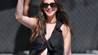 Anne Hathaway Bangga Memperlihatkan Baby Bump dengan Atasan Ruffle Tanpa Lengan