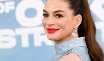 Anne Hathaway Tampil Memukau dengan Atasan Sutra High-Low yang Menonjolkan Baby Bump di Red Carpet