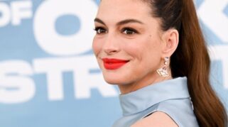 Anne Hathaway Tampil Memukau dengan Atasan Sutra High-Low yang Menonjolkan Baby Bump di Red Carpet