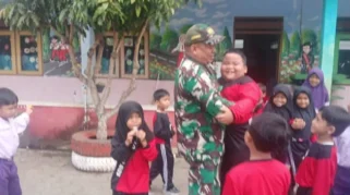 Canda Ria Anak SD N 1 Cukil Hangatkan Waktu Istirahat di Desa Cukil