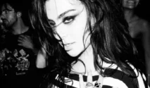 Charli XCX Rayakan Ulang Tahun ke-34 dengan Look Bergaris Tanpa Bawahan