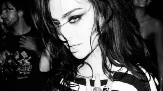Charli XCX Rayakan Ulang Tahun ke-34 dengan Look Bergaris Tanpa Bawahan