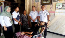 Dinsos Kudus Salurkan Kursi Roda untuk Remaja Tunanetra dan Lumpuh di Desa Medini