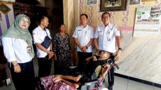 Dinsos Kudus Salurkan Kursi Roda untuk Remaja Tunanetra dan Lumpuh di Desa Medini