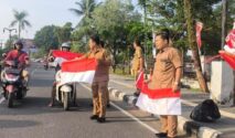 Disnakertrans dan Forum HRD Muba Bagikan 81 Bendera Merah Putih Sambut HUT RI ke-81