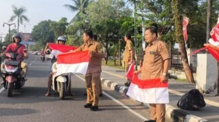 Disnakertrans dan Forum HRD Muba Bagikan 81 Bendera Merah Putih Sambut HUT RI ke-81