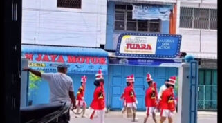 Drumband SMA Diponegoro Kisaran Tunjukkan Sikap Hormat di Depan Rumah Duka Saat Karnaval HUT RI